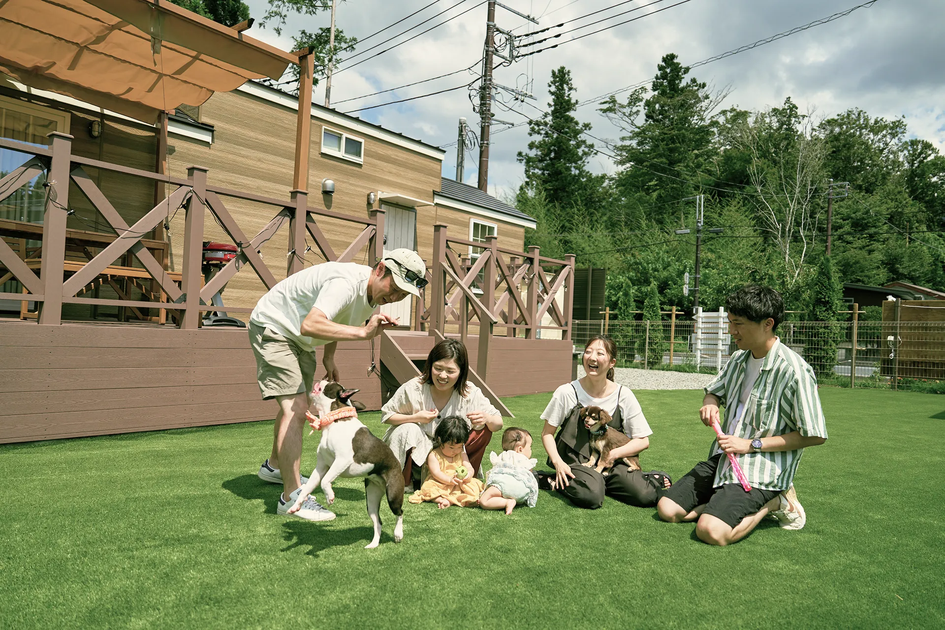 ドッグランで遊ぶ家族