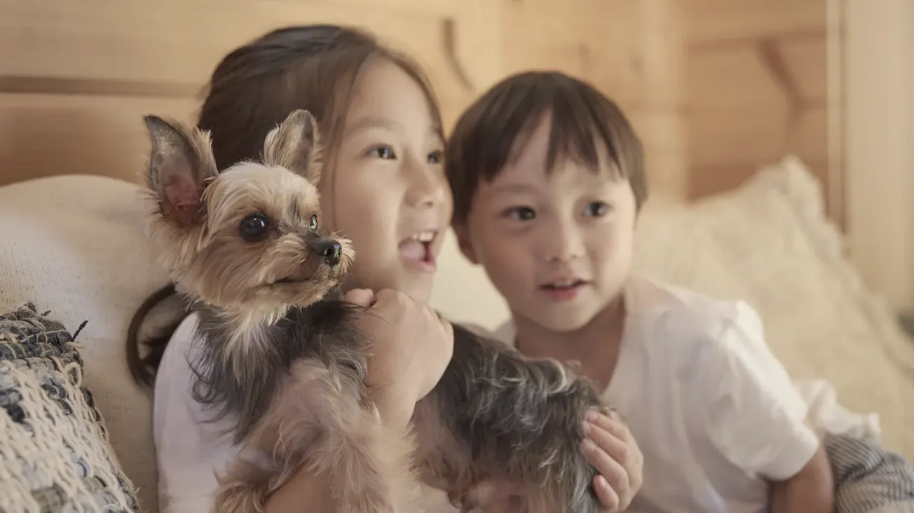 愛犬と家族で過ごす様子