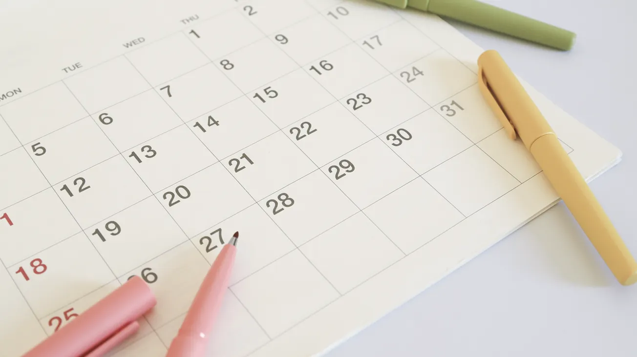 カレンダーで予定を確認する様子